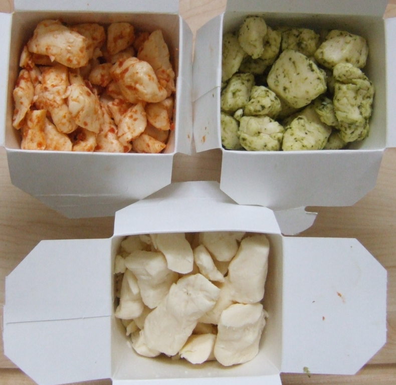 Fromage en grains - plain, tomato, pesto. Fromage en grains - plain, tomato, pesto.