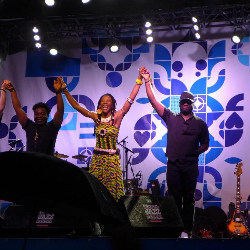 Fatoumata Diawara with the band